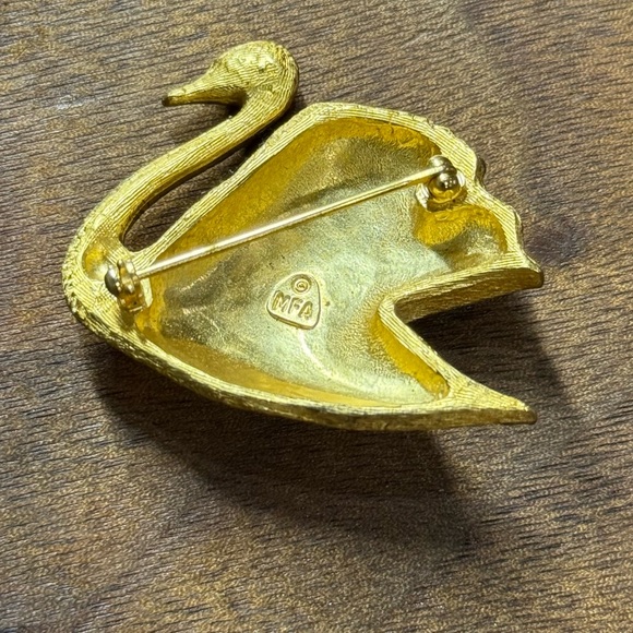 Vintage MFA Museum of Fine Arts Gold-Tone Swan Brooch pin - Picture 2 of 2